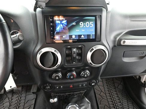 Used 2014 Jeep Wrangler Unlimited Rubicon AWD/4WD image 19