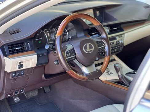 Used 2017 Lexus ES 300h w/ Luxury Package image 14