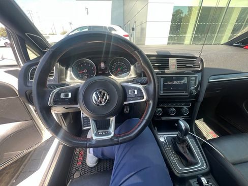 Used 2017 Volkswagen GTI SE FWD image 10