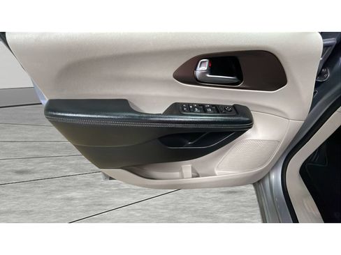Used 2021 Chrysler Voyager Lxi FWD image 10