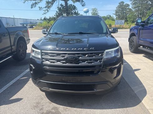 Used 2018 Ford Explorer XLT w/ Equipment Group 202A AWD/4WD image 2