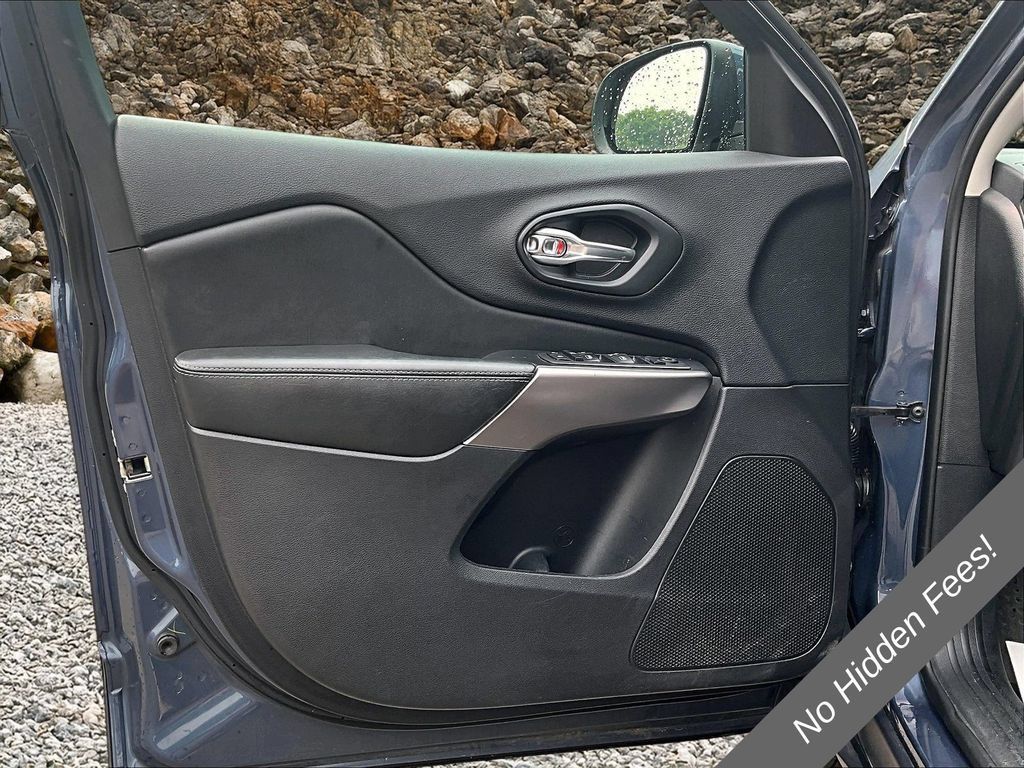 Used 2019 Jeep Cherokee Latitude w/ Cold Weather Group AWD/4WD image 21