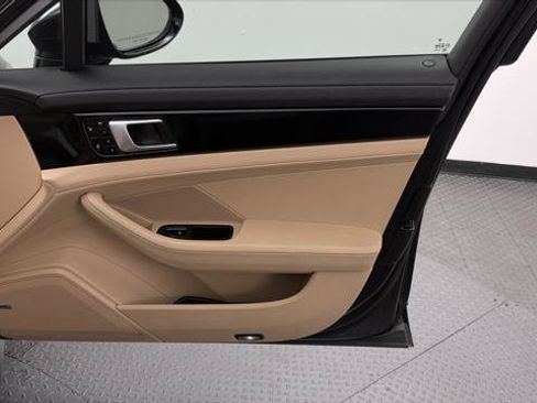 Used 2017 Porsche Panamera RWD image 22