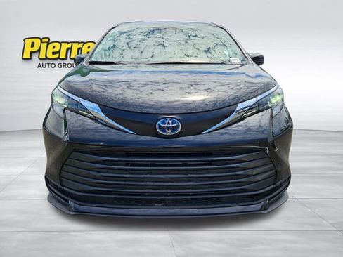 Used 2024 Toyota Sienna LE FWD image 2