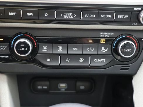 Used 2020 Kia Niro Touring image 24