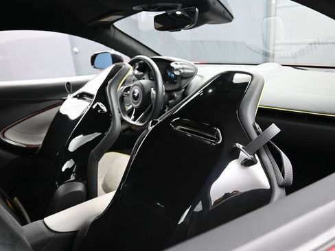 Used 2024 McLaren Artura RWD image 22
