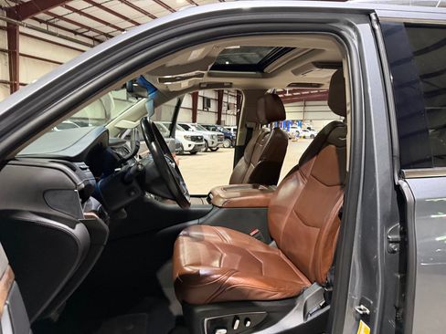 Used 2019 Cadillac Escalade ESV Premium Luxury RWD image 14