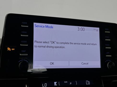 Used 2023 Toyota Sienna XLE FWD image 27