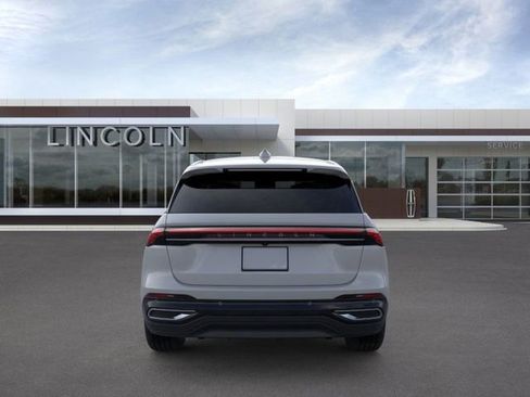 Used 2026 Lincoln Nautilus Premier image 5
