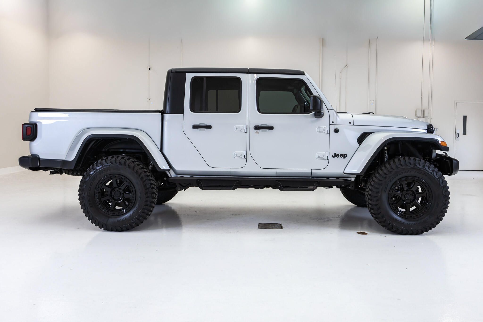Used 2023 Jeep Gladiator Sport AWD/4WD image 10