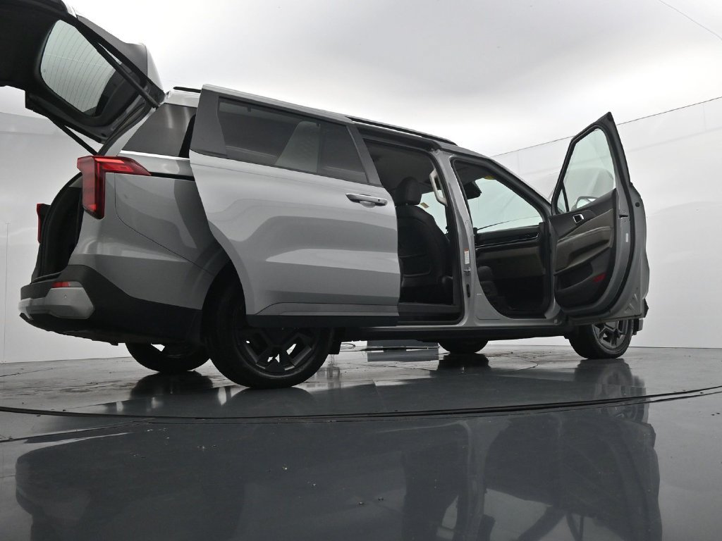 Used 2025 Kia Carnival EX FWD image 40