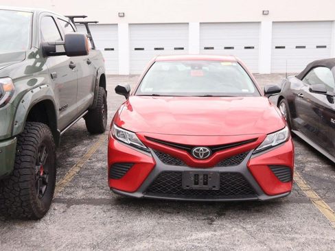 Used 2019 Toyota Camry SE FWD image 4