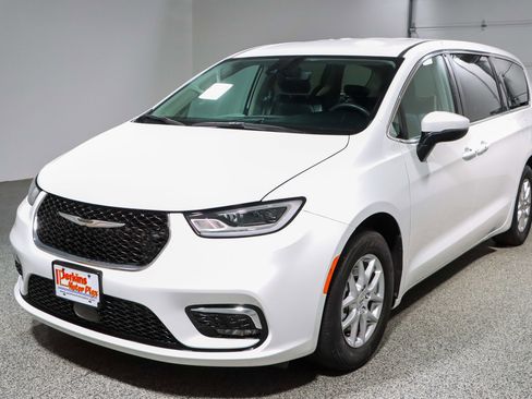 Used 2023 Chrysler Pacifica Touring-L FWD image 32