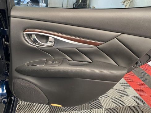 Used 2018 INFINITI Q70 Luxe w/ Cargo Package image 10