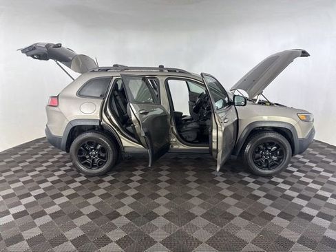 Used 2019 Jeep Cherokee Trailhawk AWD/4WD image 16