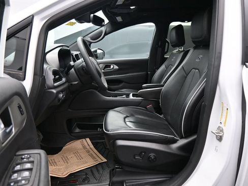 Used 2024 Chrysler Pacifica Limited w/ Uconnect Theater Family Group AWD/4WD image 9