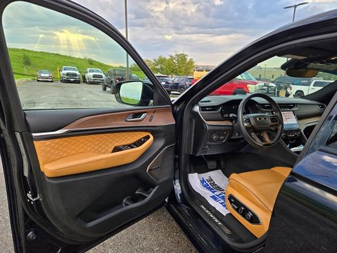Used 2022 Jeep Grand Cherokee Summit w/ Luxury Tech Group V AWD/4WD image 12