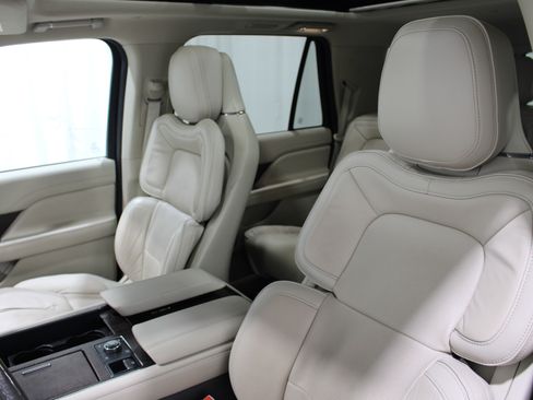Used 2019 Lincoln Navigator Reserve image 4