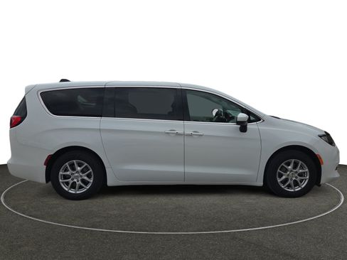 Used 2023 Chrysler Voyager LX FWD image 7