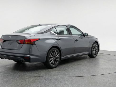 Used 2025 Nissan Altima 2.5 SV FWD image 9
