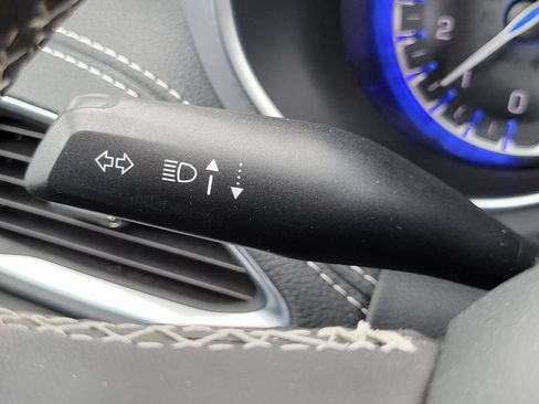 Used 2025 Chrysler Pacifica Limited FWD image 17