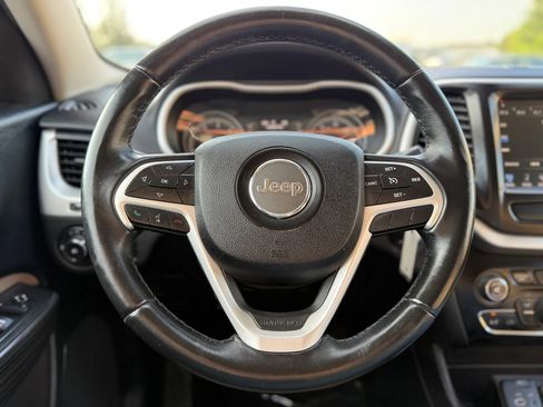 Used 2017 Jeep Cherokee Latitude w/ Comfort & Sound Group FWD image 24