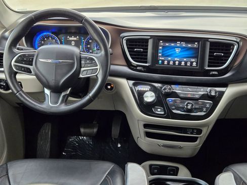 Used 2018 Chrysler Pacifica Touring-L image 29