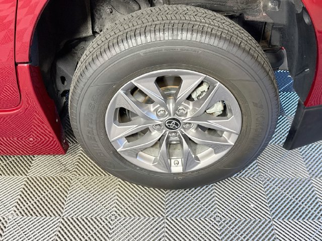 Used 2022 Toyota Sienna XLE FWD image 3