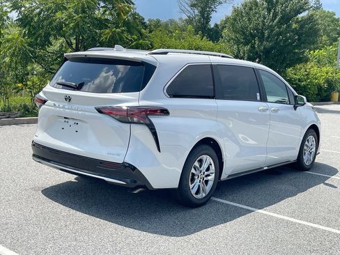 Used 2026 Toyota Sienna Limited FWD image 15