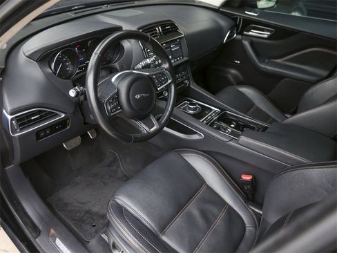 Used 2019 Jaguar F-PACE Prestige image 4