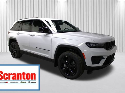 New 2025 Jeep Grand Cherokee Laredo image 1