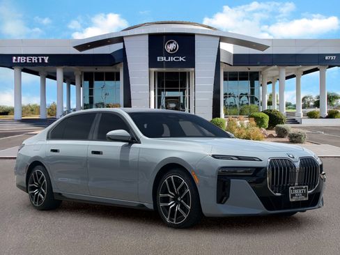 Used 2025 BMW 740i xDrive AWD/4WD image 2