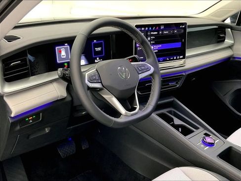 Used 2025 Volkswagen Tiguan SE w/ Panoramic Sunroof Package image 14