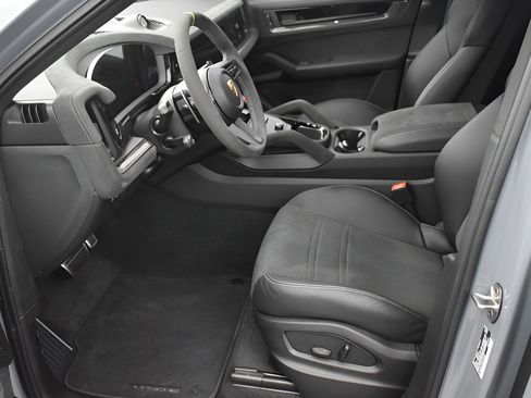 Certified 2024 Porsche Cayenne Turbo GT AWD/4WD image 5