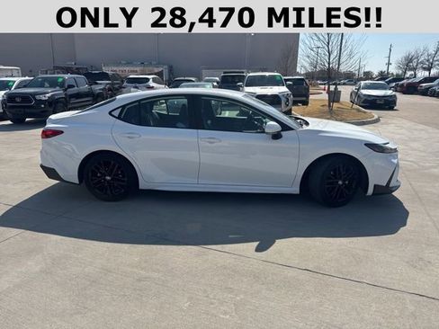 Used 2025 Toyota Camry SE image 2