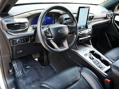 Used 2024 Ford Explorer Platinum w/ Technology Package AWD/4WD image 12
