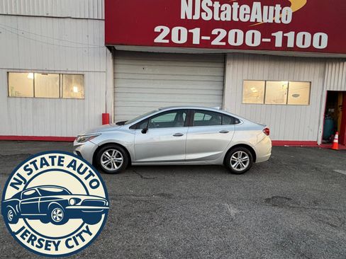 Used 2016 Chevrolet Cruze LT w/ Convenience Package image 2