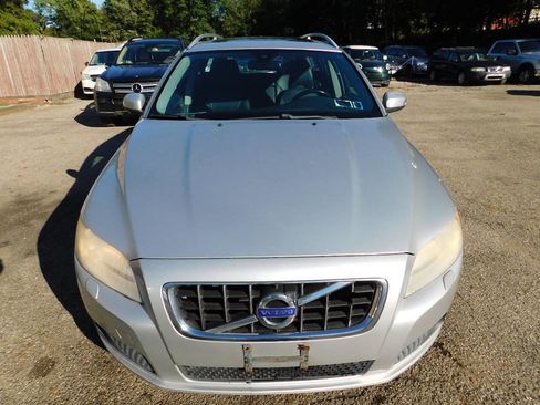 Used 2010 Volvo V70 image 3