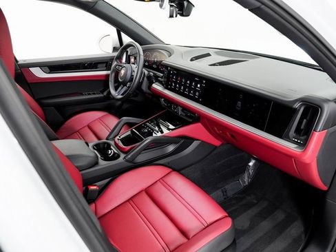 Used 2025 Porsche Cayenne image 23