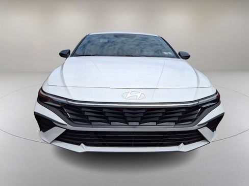 Used 2025 Hyundai Elantra Sport FWD image 3