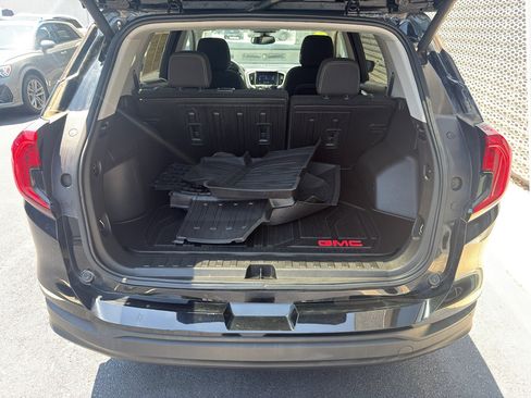Used 2022 GMC Terrain SLE w/ Driver Convenience Package FWD image 9