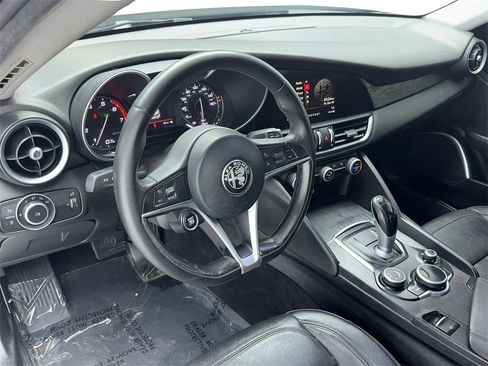 Used 2019 Alfa Romeo Giulia image 14