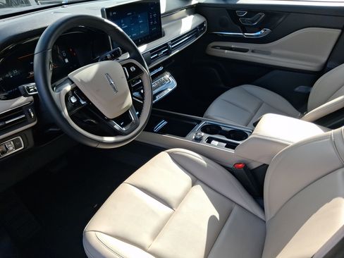 Certified 2025 Lincoln Corsair FWD image 11