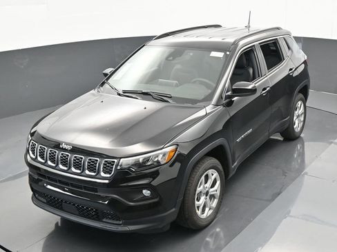 Used 2025 Jeep Compass Latitude image 37