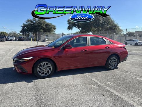 Used 2024 Hyundai Elantra SEL image 1