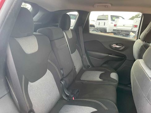 Used 2017 Jeep Cherokee Sport FWD image 23