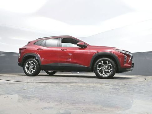 Used 2025 Chevrolet Trax LT FWD image 47