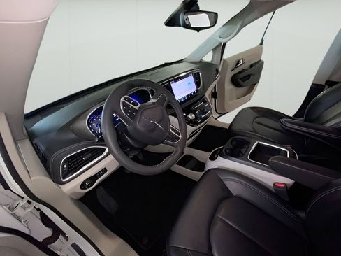 Used 2023 Chrysler Pacifica Touring-L AWD/4WD image 31