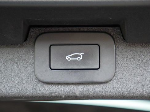 Used 2025 Land Rover Discovery Metropolitan Edition AWD/4WD image 63