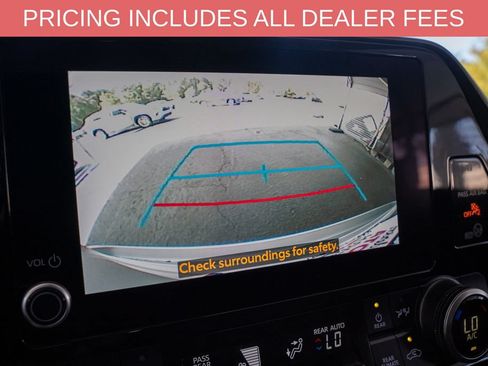 Used 2025 Toyota Highlander LE FWD image 15